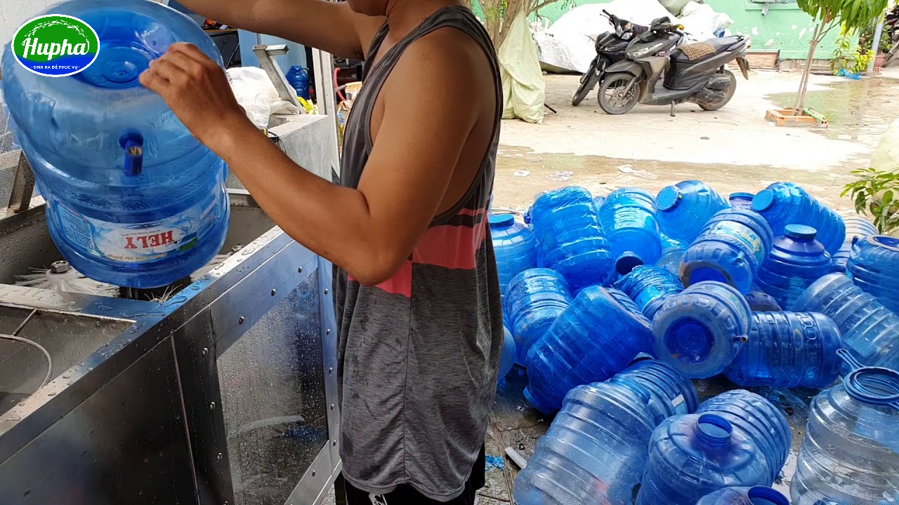 Cách mở nắp bình nước Vĩnh Hảo nhanh chóng và tiện lợi Mở nắp bình nước để vệ sinh và đóng gói