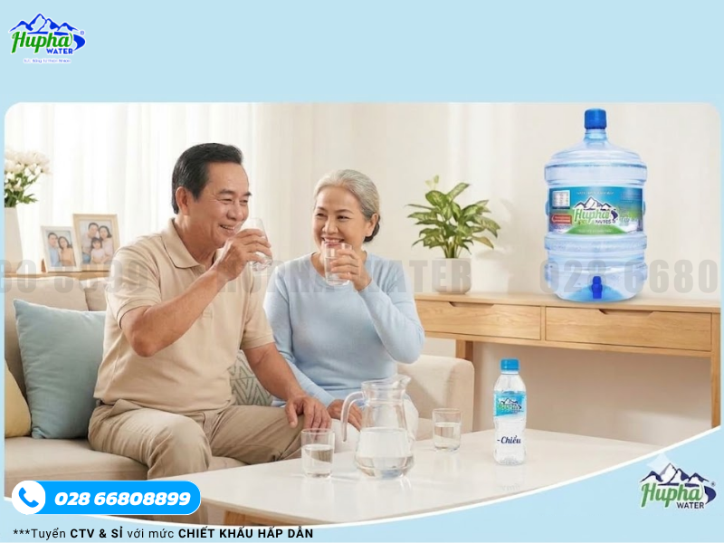 Vì sao người lớn tuổi cần chú ý đến thói quen uống nước?