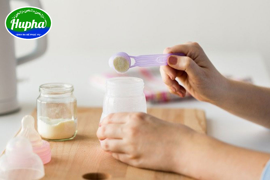 Pha sữa bằng nước tinh khiết Aquafina nên hay không? Hãy pha sữa đúng cách để giúp trẻ phát triển khỏe mạnh