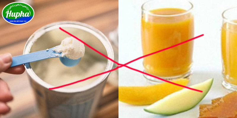 Không nên pha sữa bằng nước trái cây